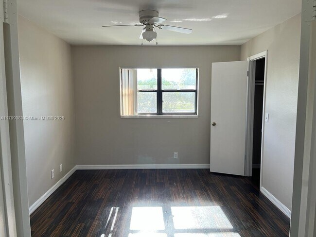 Building Photo - 4090 N Pine Island Rd
