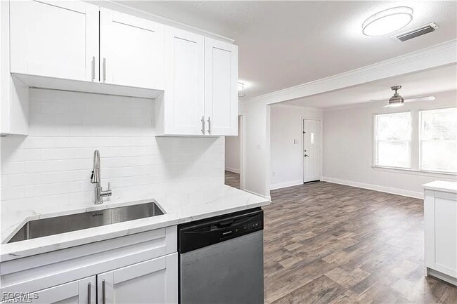 Building Photo - 2217 Dora St