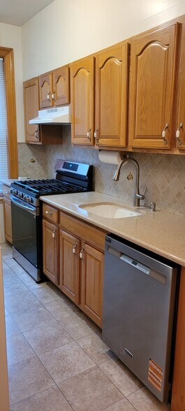 Building Photo - 53 Clara St