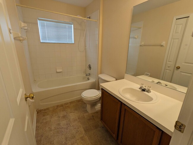 Building Photo - 3 Bedroom 2 Bathroom Home in Riverview, FL...