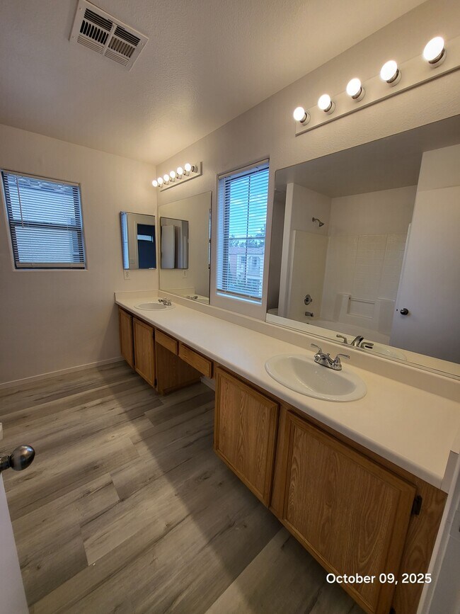 Building Photo - 9708 Villa Lorena Ave