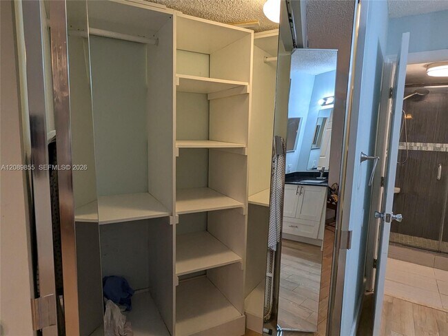 Building Photo - 9999 Summerbreeze Dr