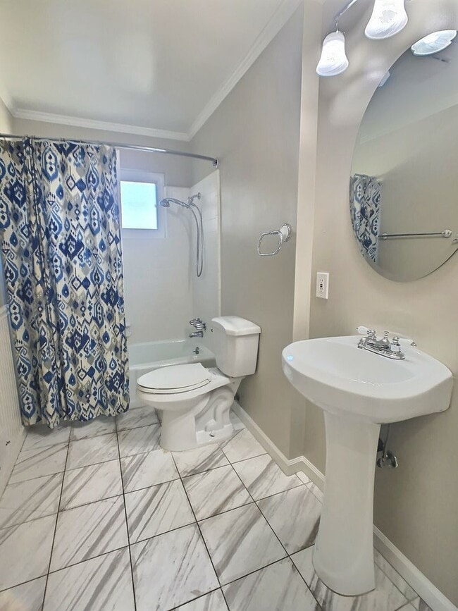 Building Photo - Spacious 4 Bed/ 2 Bath House in the Quiet ...