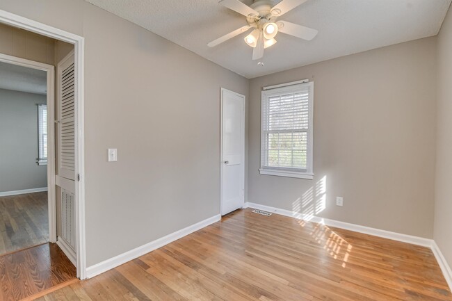 Building Photo - 1019 1/2 Bedford Dr
