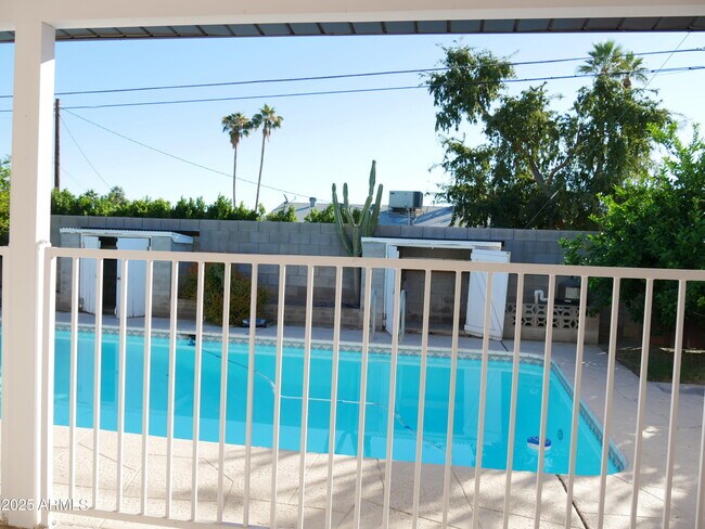 Building Photo - 1719 N Circle Dr