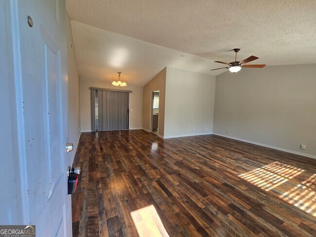 Building Photo - 425 Sunnyside Dr