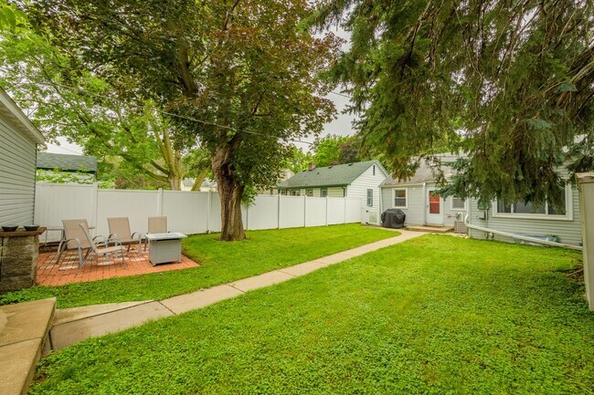 Building Photo - awesome 2 bed 1 bath Pet Friendly in Minneapolis Available for Lease