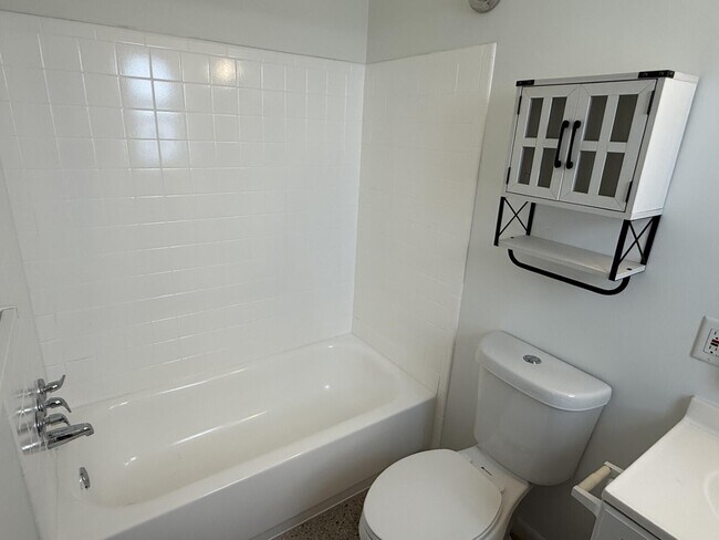 Building Photo - 1118 N H St