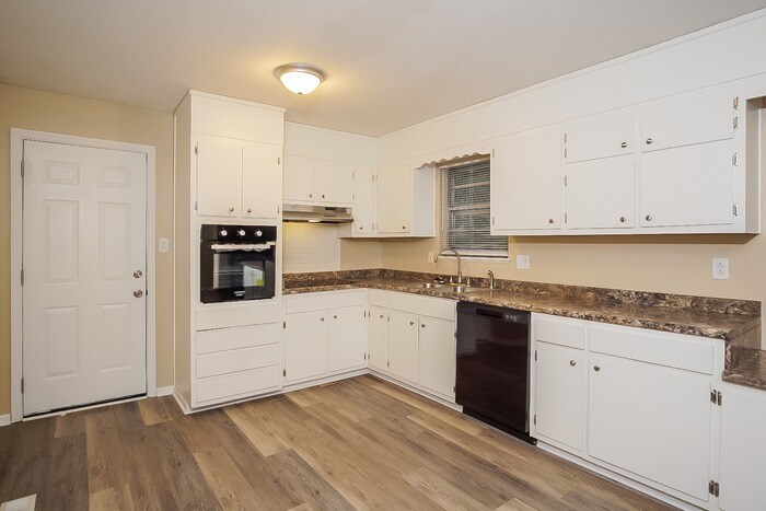 Building Photo - 10007 Camille Dr SE