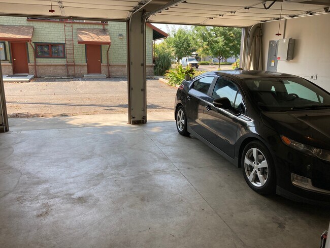 2 car garagbe - 1621 W Hays St