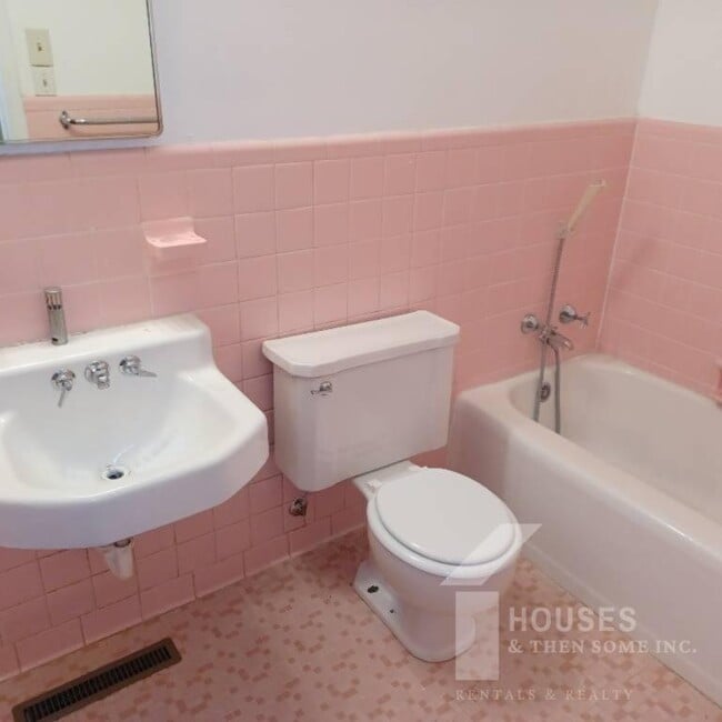 Building Photo - 136 Forest Hills Dr