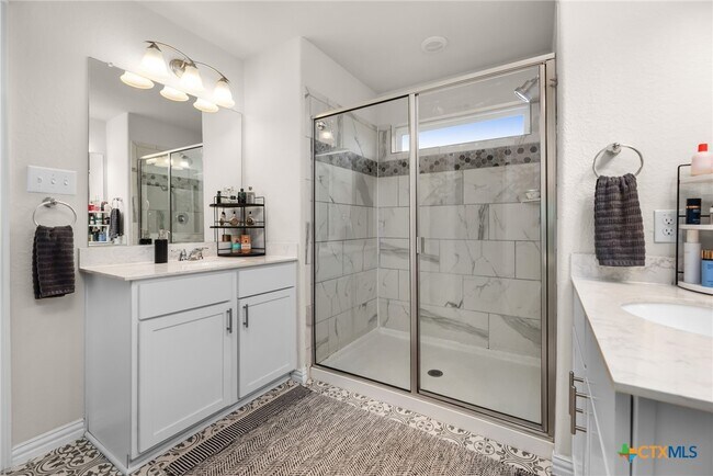 Building Photo - 2043 Cowan Dr