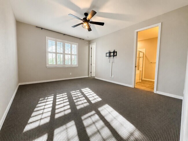 Building Photo - 348 SE Courances Dr