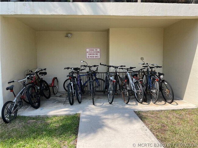 Building Photo - 2322 S Cypress Bend Dr