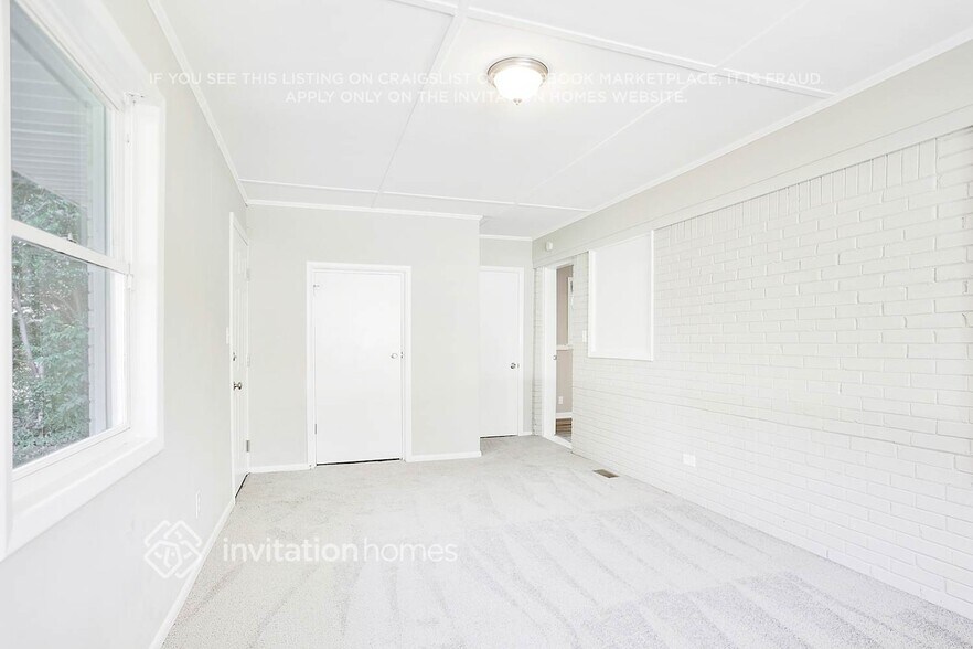 Building Photo - 2434 Shamrock Dr