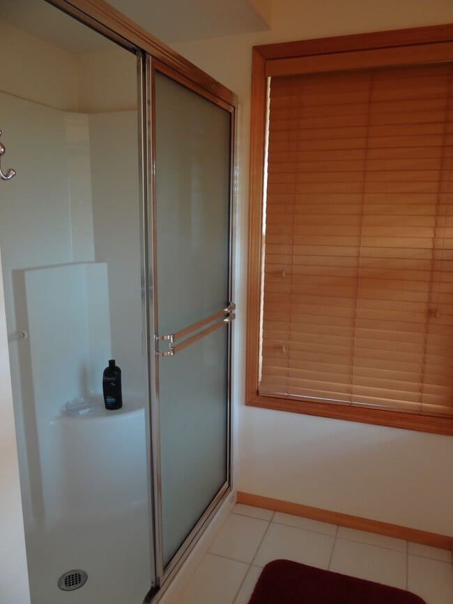 Building Photo - MOVE IN SPECIAL!!! 6 Bedroom Home in Belli...