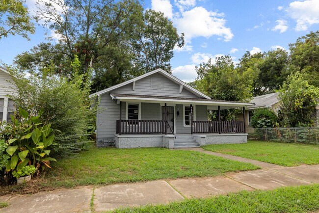 Building Photo - Newly Renovated 4 Bedroom 2 Bathroom Home