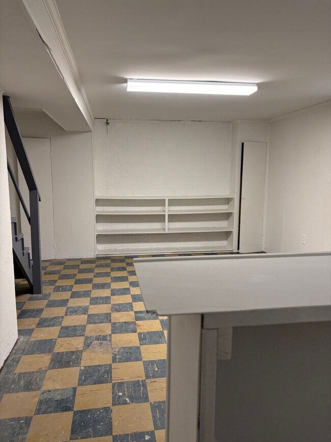 Building Photo - Recently Remodeled 2BR/1BA Three-Level Duplex in Arlington