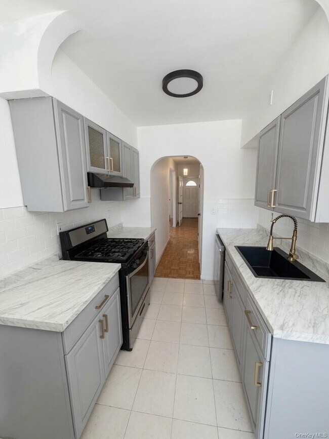 Building Photo - 1080 Rhinelander Ave