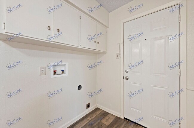 Building Photo - 3532 Hilton Dr