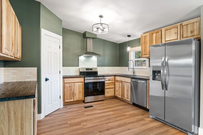 Building Photo - BRAND NEW FULL RENOVATION! Beautiful turn-key home available in Crooked River Ranch!