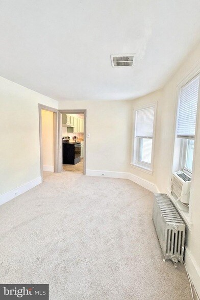 Building Photo - 327 Main St