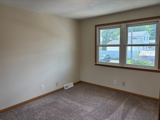 Building Photo - 2 Bedroom, 1 Bath Townhouse in LeClaire, IA