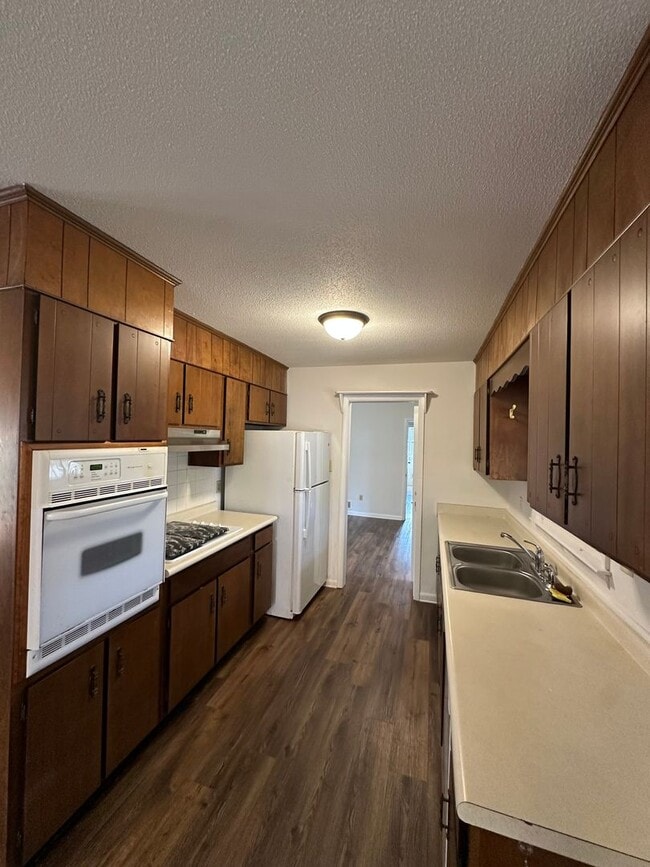 Building Photo - East-side home move-in ready