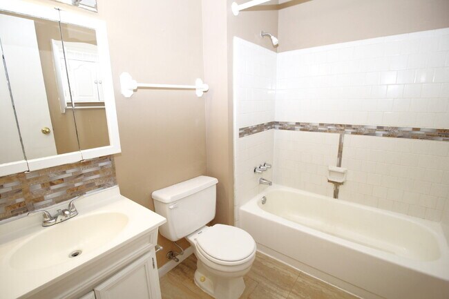 Building Photo - 2-Bedroom Waterfront Townhouse with Community Pool – Available 11/26