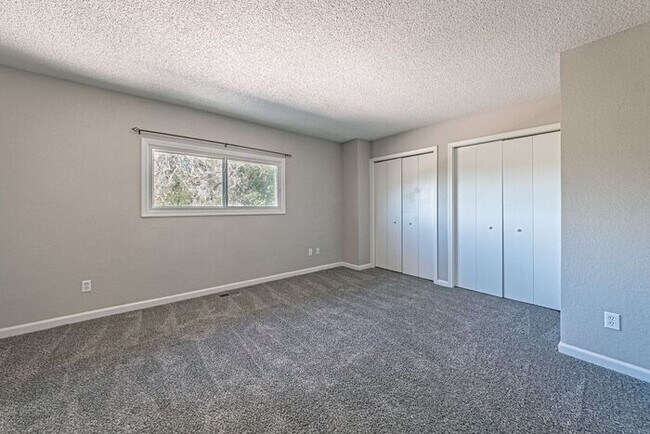 Building Photo - 3 Bed 2 Bath Townhouse, newly renovated! -...
