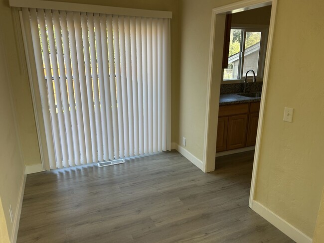 Building Photo - Beautifully Well-Kept 2 Bedroom, 1 Bath Home