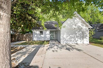 Building Photo - 3 Bedroom Home in Wilmington with a fenced yard and garage!