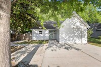 Building Photo - 3 Bedroom Home in Wilmington with a fenced yard and garage!