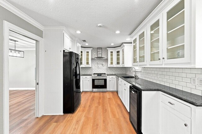 Building Photo - 5522 Dumfries Dr