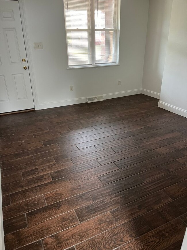 Building Photo - 2 bedroom 1 bath townhouse, Mt Washington