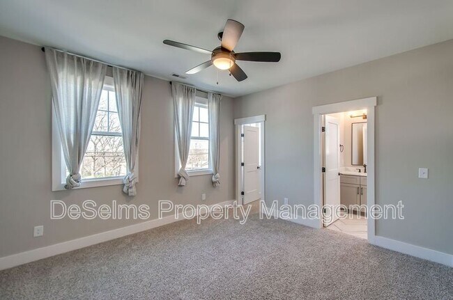 Building Photo - 2061 Oakwood Avenue
