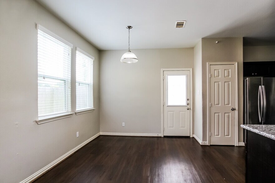 Building Photo - 2818 Mesquite Ridge Dr