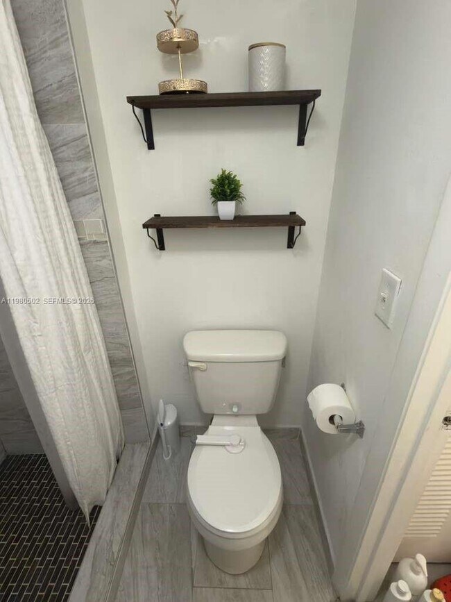 Building Photo - 9999 Summerbreeze Dr