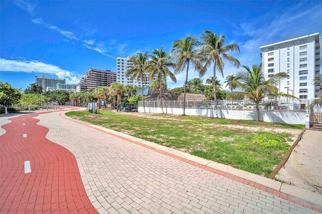 Building Photo - 5313 Collins Ave