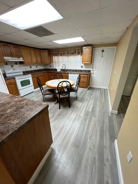 Eat in kitchen ton of cabinets - 15848 Lake Iola Rd