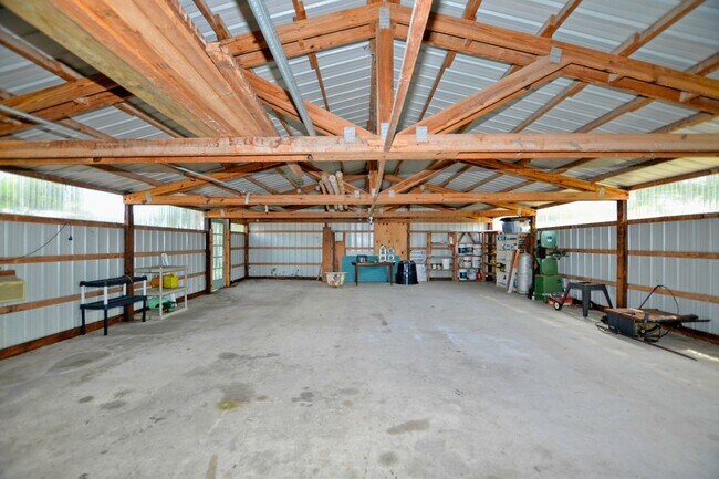 Building Photo - 4 bed 2 bath home