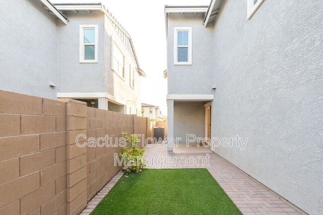 Building Photo - 2851 S Central Dr