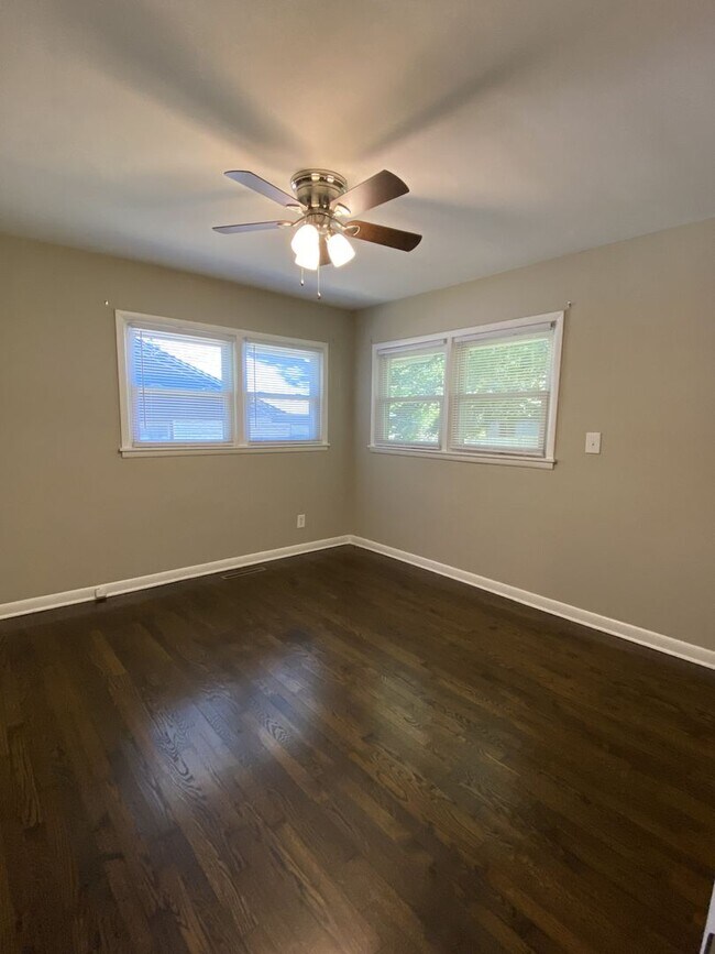 Building Photo - Gorgeous 3 Bedroom Home located near the new HYVEE!