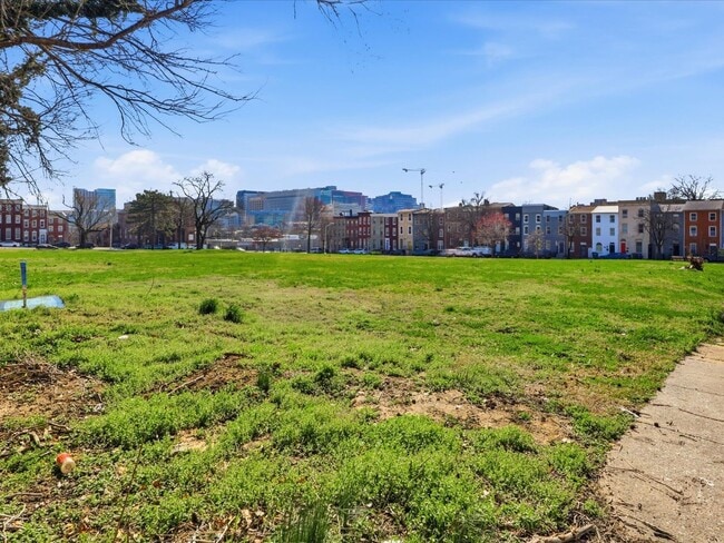 Building Photo - Charming Spacious Baltimore Rowhome