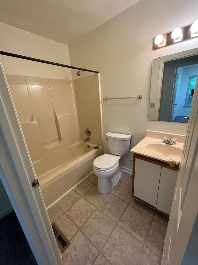 Building Photo - Large Townhome North Main Blacksburg