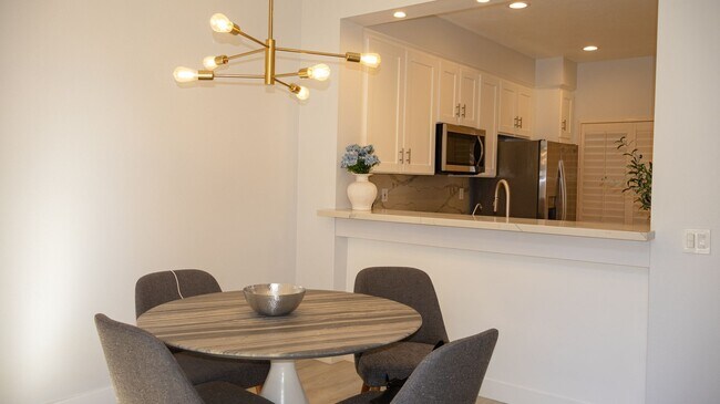 Building Photo - Gorgeous 3 bedrooms 2.5 baths townhome in ...