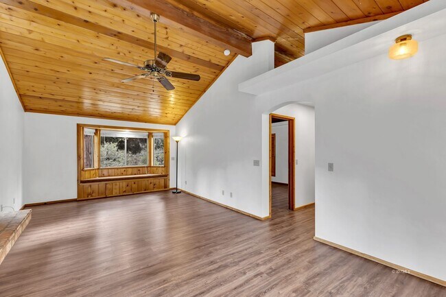 Building Photo - Mountain Lodge Home 1 Mile Away from the C...