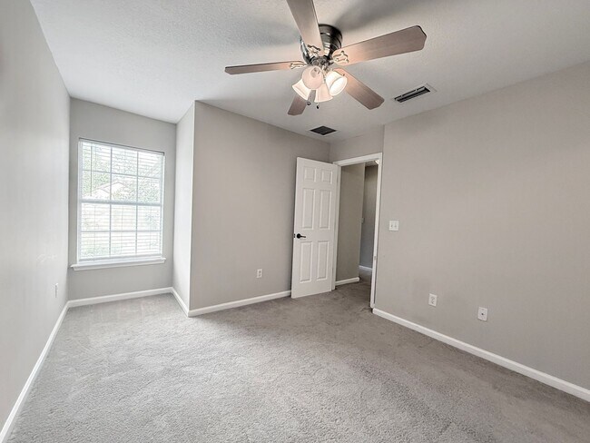 Building Photo - BEAUTIFUL 3/2.5 Hillcrest Townhome with ov...