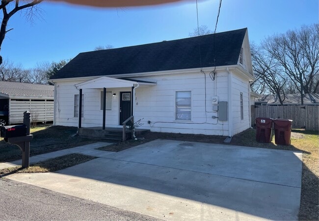 Building Photo - 810 Seven Oaks Rd