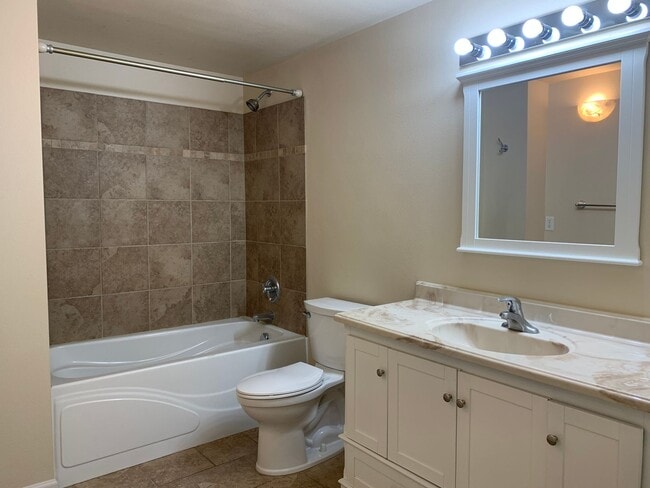 Building Photo - O1100-1106